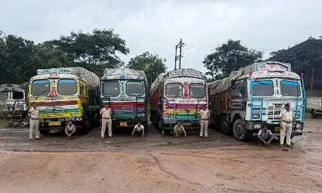 रायगढ़ में 'ऑपरेशन प्रहार' के तहत बड़ी कार्रवाई, 1.21 करोड़ रुपये का स्क्रैप और छह वाहन जब्त
