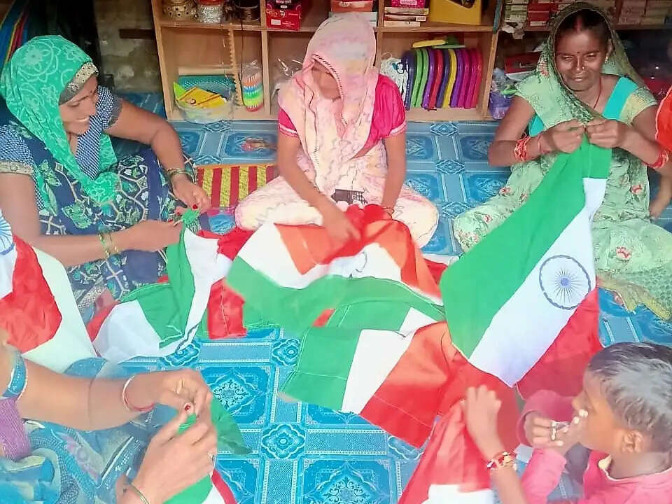 हर घर तिरंगा अभियान-2026: स्वयं सहायता समूहों की महिलाएं तैयार करेंगी दो करोड़ तिरंगे