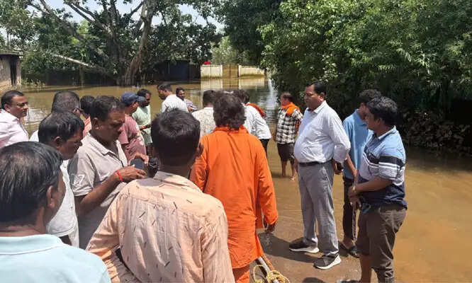 कमिश्नर बस्तर ने राहत शिविरों व बाढ़ प्रभावित क्षेत्रों का लिया जायजा