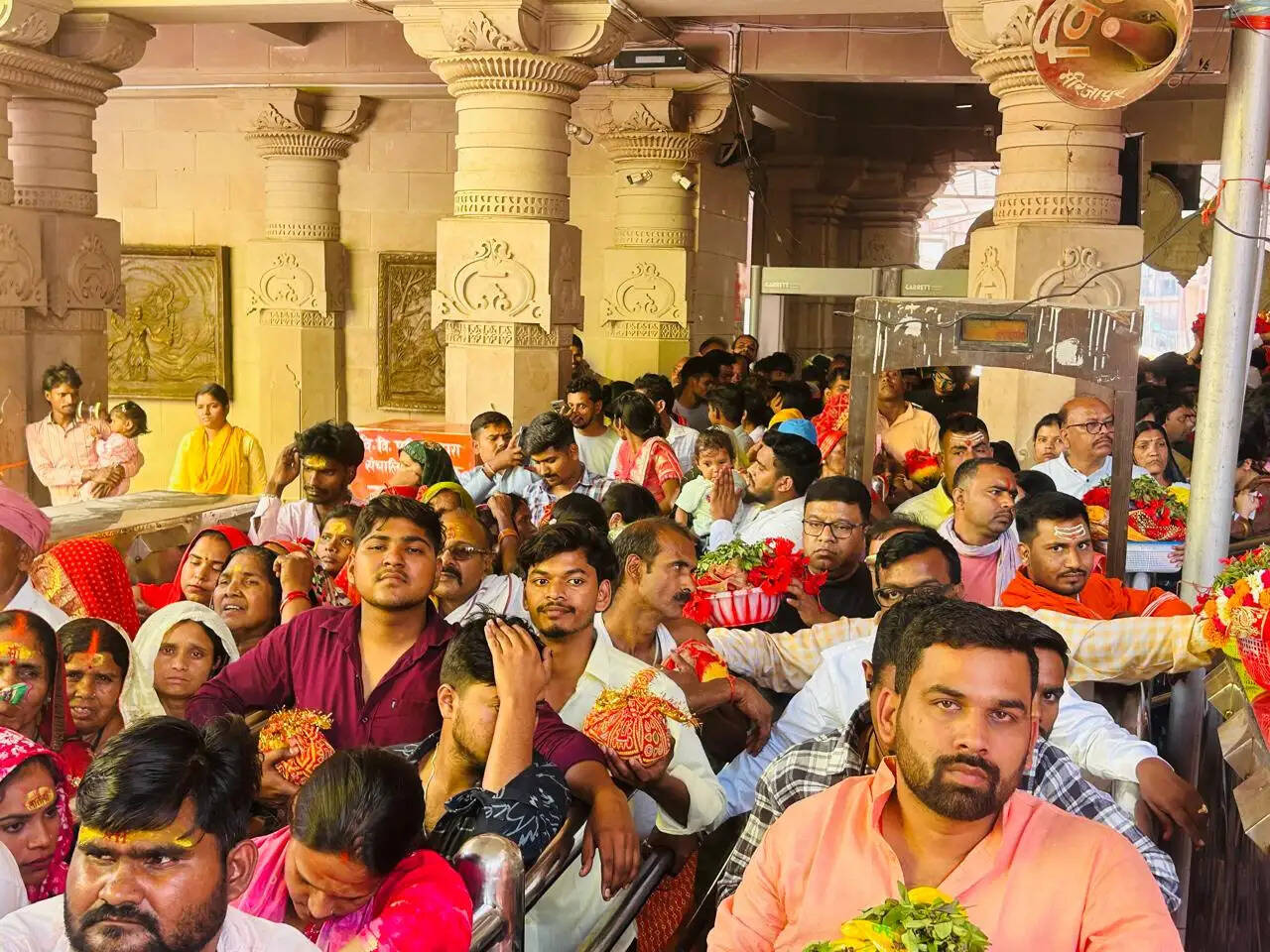 नवरात्र के पहले दिन उमड़ा आस्था का सैलाब, मां विंध्यवासिनी दरबार में रिकॉर्ड भीड़