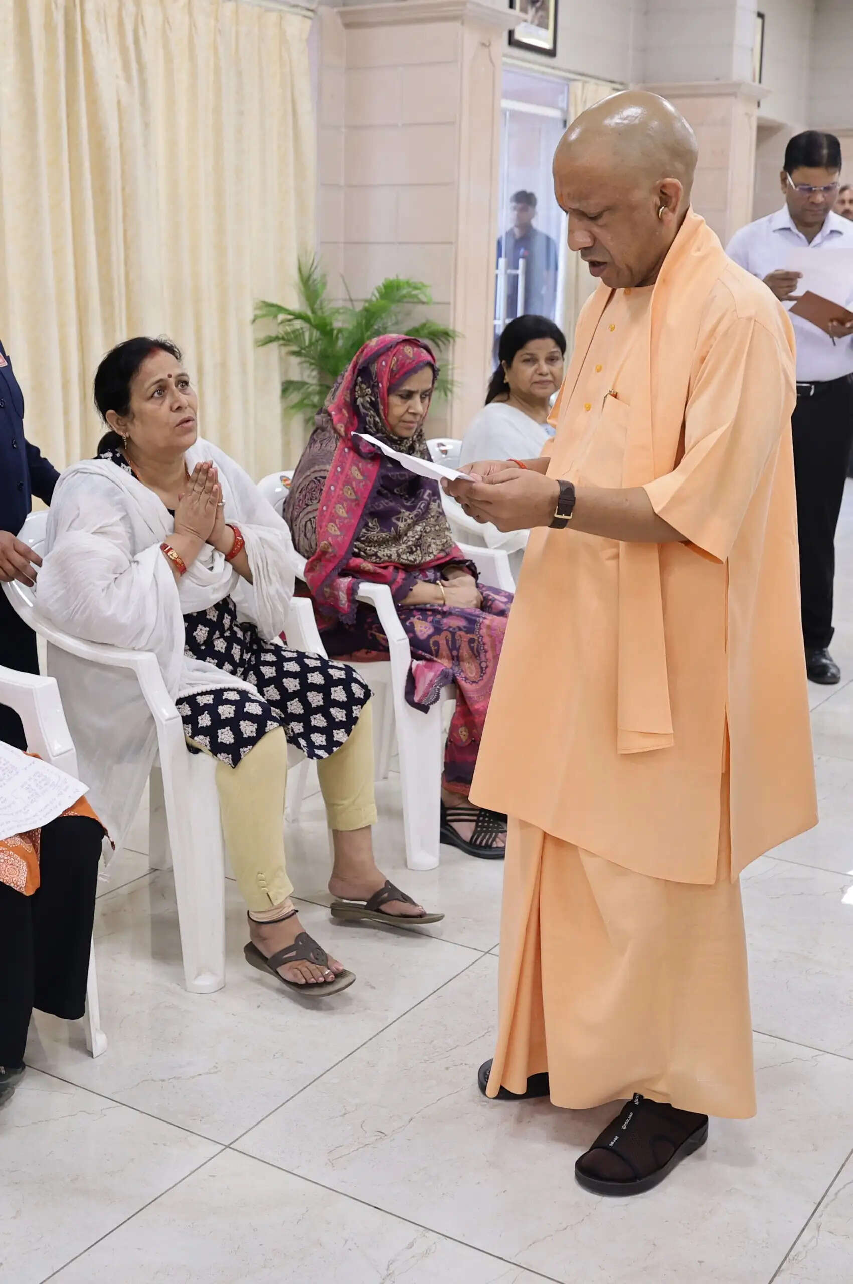 किसी भी निर्धन या जरूरतमंद की शिक्षा को बाधित नहीं होने देगी सरकार : मुख्यमंत्री योगी