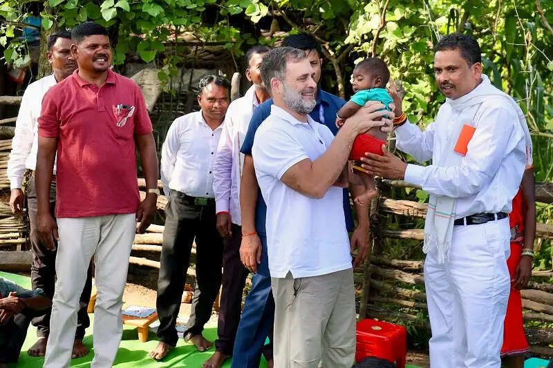 (अपडेट) मप्र के बालाघाट में मृत बच्चों के परिवारों से मिले राहुल गांधी, बोले- आदिवासी देश के मालिक, इन्हें हक मिले