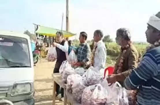 सीहोर में किसानों का अनोखा विरोध, सही दाम नहीं मिलने पर मुफ्त में बांटी प्याज