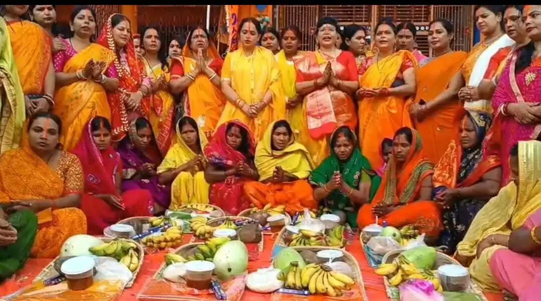 मां आनंदी संस्था ने छठ व्रतियों के बीच पूजन सामग्री का किया वितरण