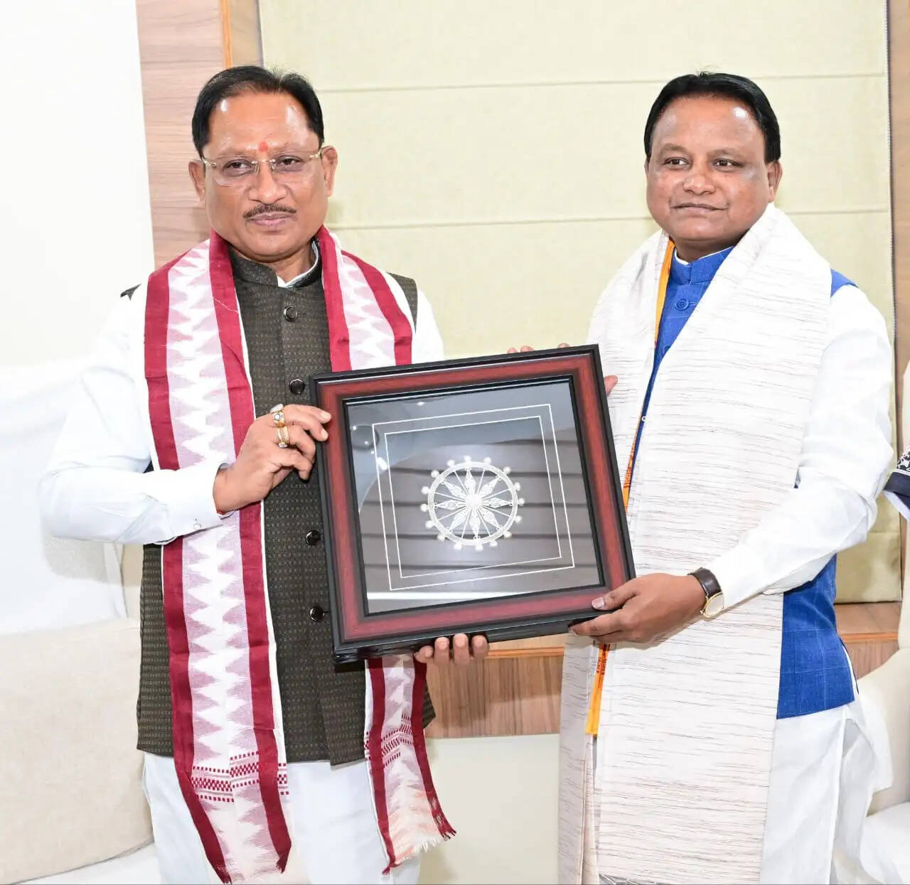 मुख्यमंत्री साय ने ओडिशा के मुख्यमंत्री मोहन चरण माझी से की सौजन्य भेंट