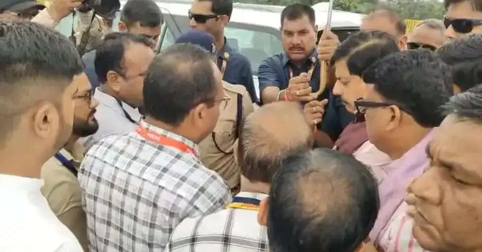 आगरमालवाः कलेक्टर को हटाने की मांग को लेकर पत्रकारों ने मुख्यमंत्री को ज्ञापन सौंपा