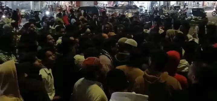 जामा मस्जिद के पास लगे दो पोस्टरों को भारी विवाद, मौके पर दो थानों की पुलिस तैनात