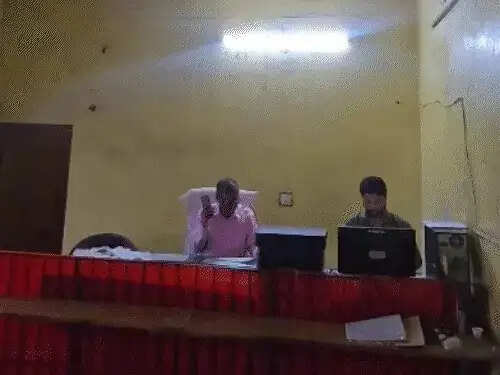 शहडोल: जैतपुर तहसील में टपक रही छत, दूसरे कमरे में बैठकर कार्य कर रहे तहसीलदार