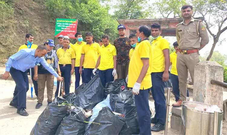 मनसा देवी मंदिर परिसर में स्वच्छता अभियान के तीसरे दिन डेढ़ टन सूखा कचरा हटाया