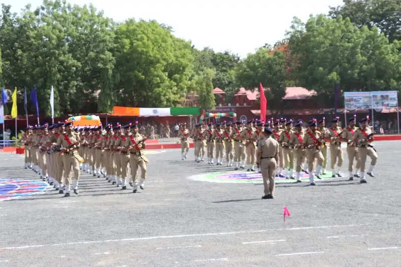 इंदौरः आरएपीटीसी एवं 15वीं वाहिनी विशेष सशस्त्र बल का संयुक्त दीक्षांत परेड समारोह संपन्न