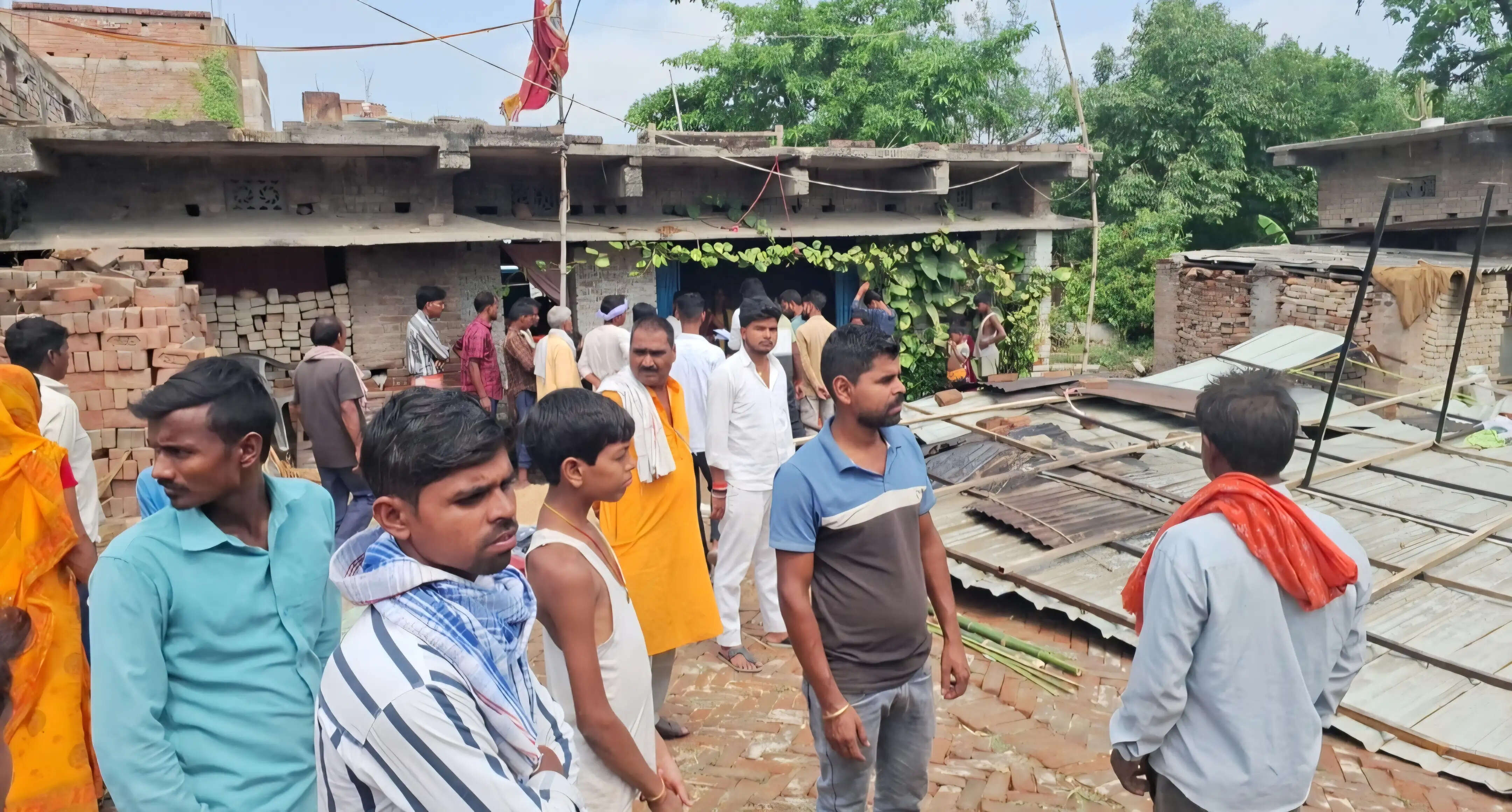 टीन शेड की चपेट में आने से बुजुर्ग महिला की मौत