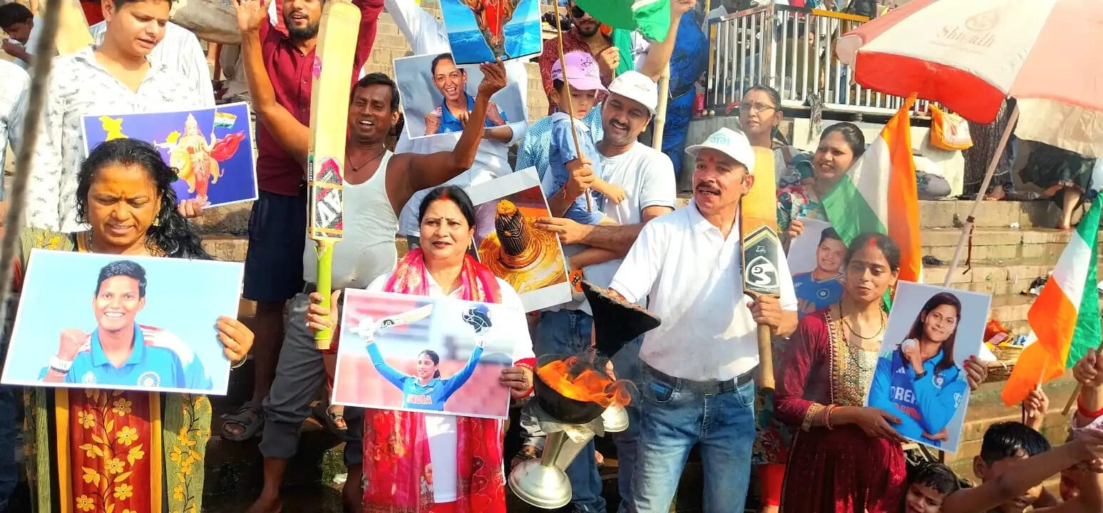 महिला टी-20 वर्ल्ड कप क्रिकेट में भारत की पाकिस्तान पर जीत के लिए मां गंगा की उतारी आरती