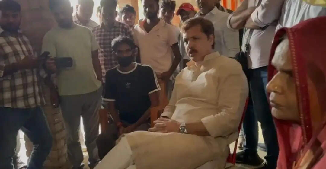 ट्रक चालक हत्याकांड : पीड़ित परिवार से मिले पूर्व सांसद धनंजय सिंह