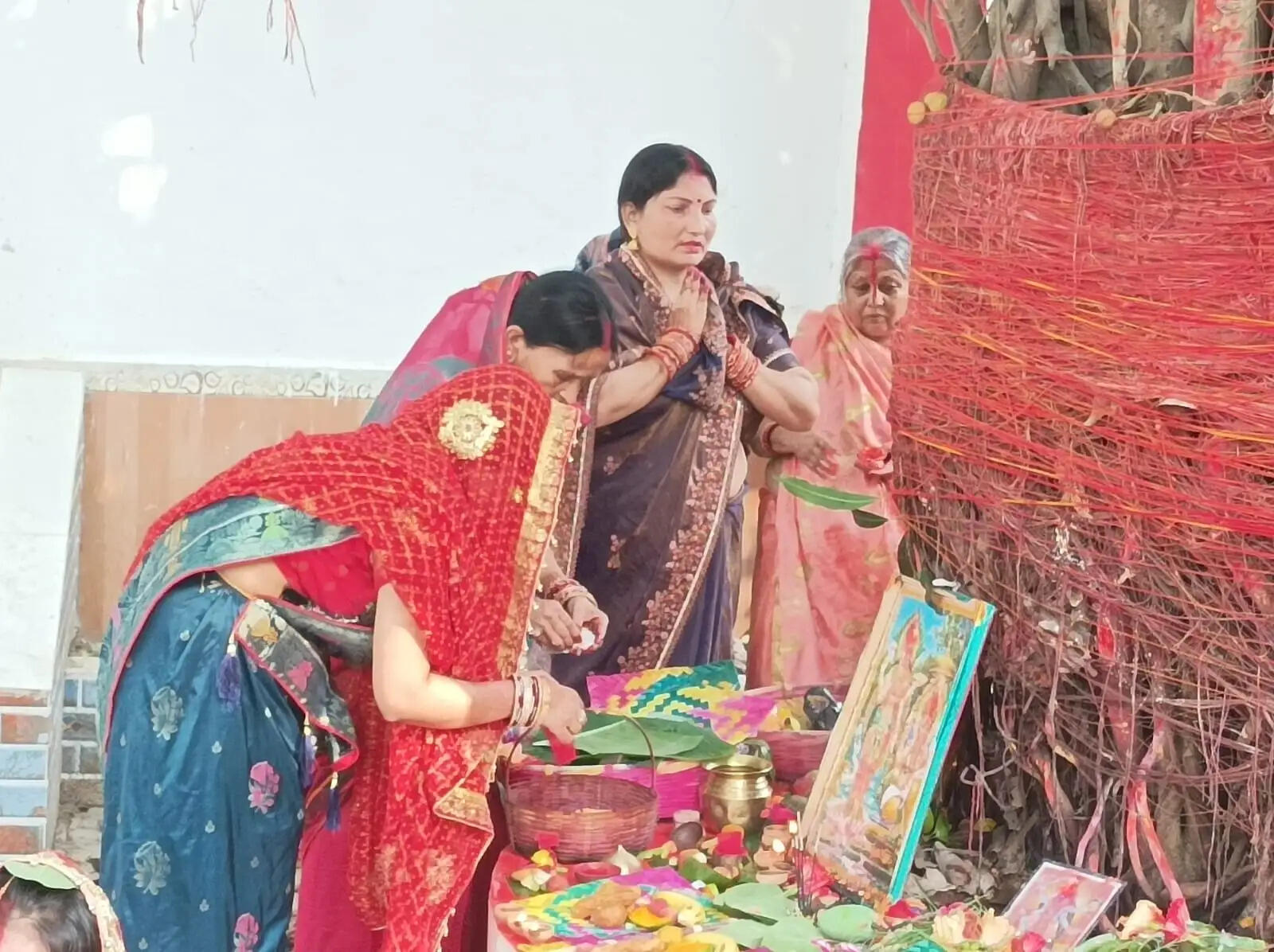 वट सावित्री पूजा पर मंदिरों में उमड़ी महिलाओं की भीड़