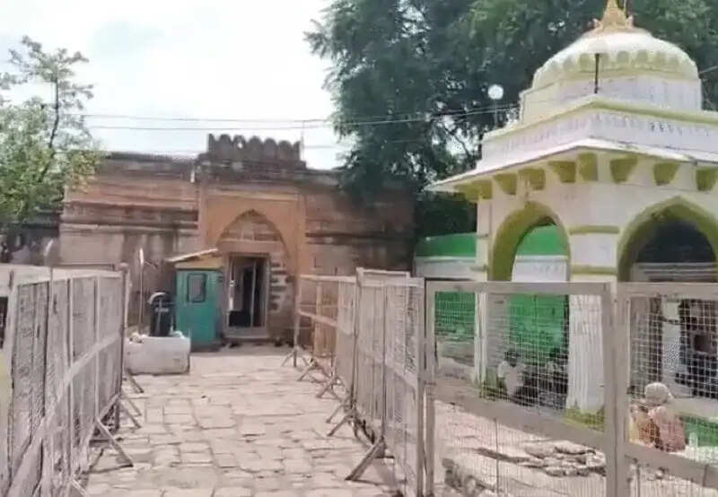मप्र में फिर गरमाया भोजशाला विवाद, चालीसपीर दरगाह पर नहीं हुई जुमे की नमाज
