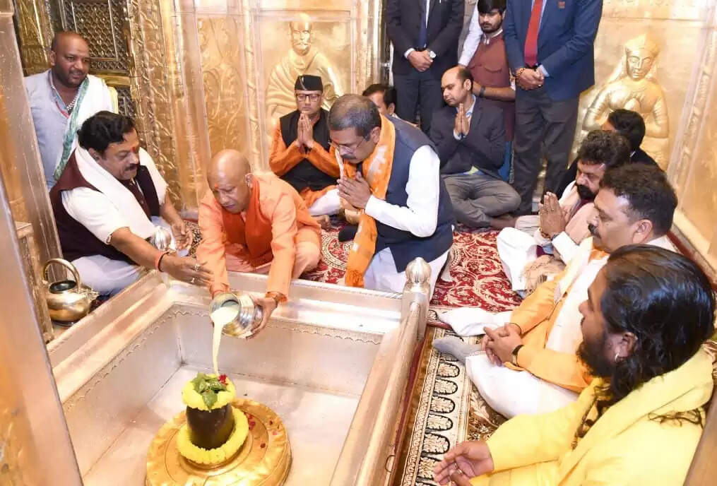 सीएम योगी और केन्द्रीय मंत्री प्रधान ने काशी विश्वनाथ मंदिर में किया दर्शन पूजन