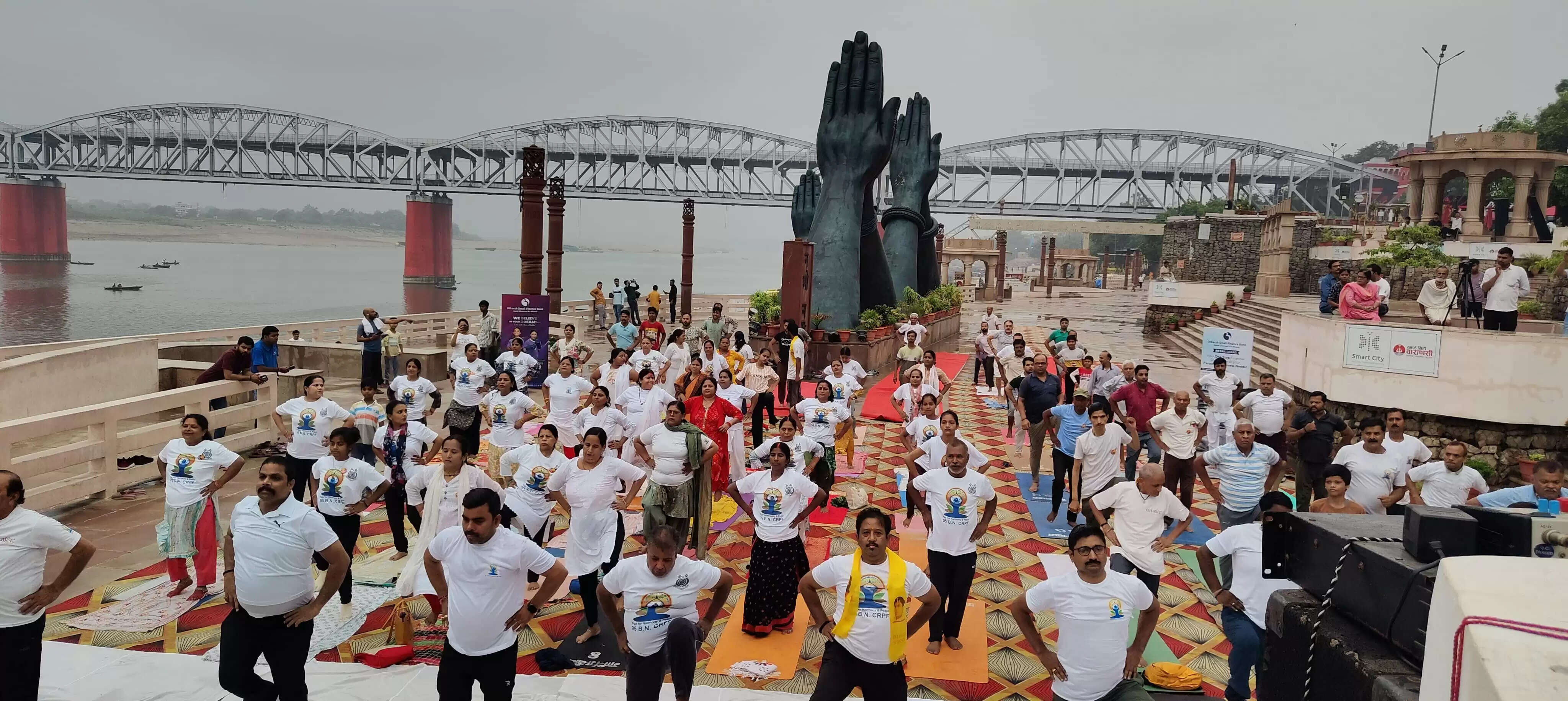 अंतर राष्ट्रीय योग दिवस: आदि योगी की नगरी काशी हुई योगमय,रिमझिम फुहारों के बीच सामूहिक योगाभ्यास