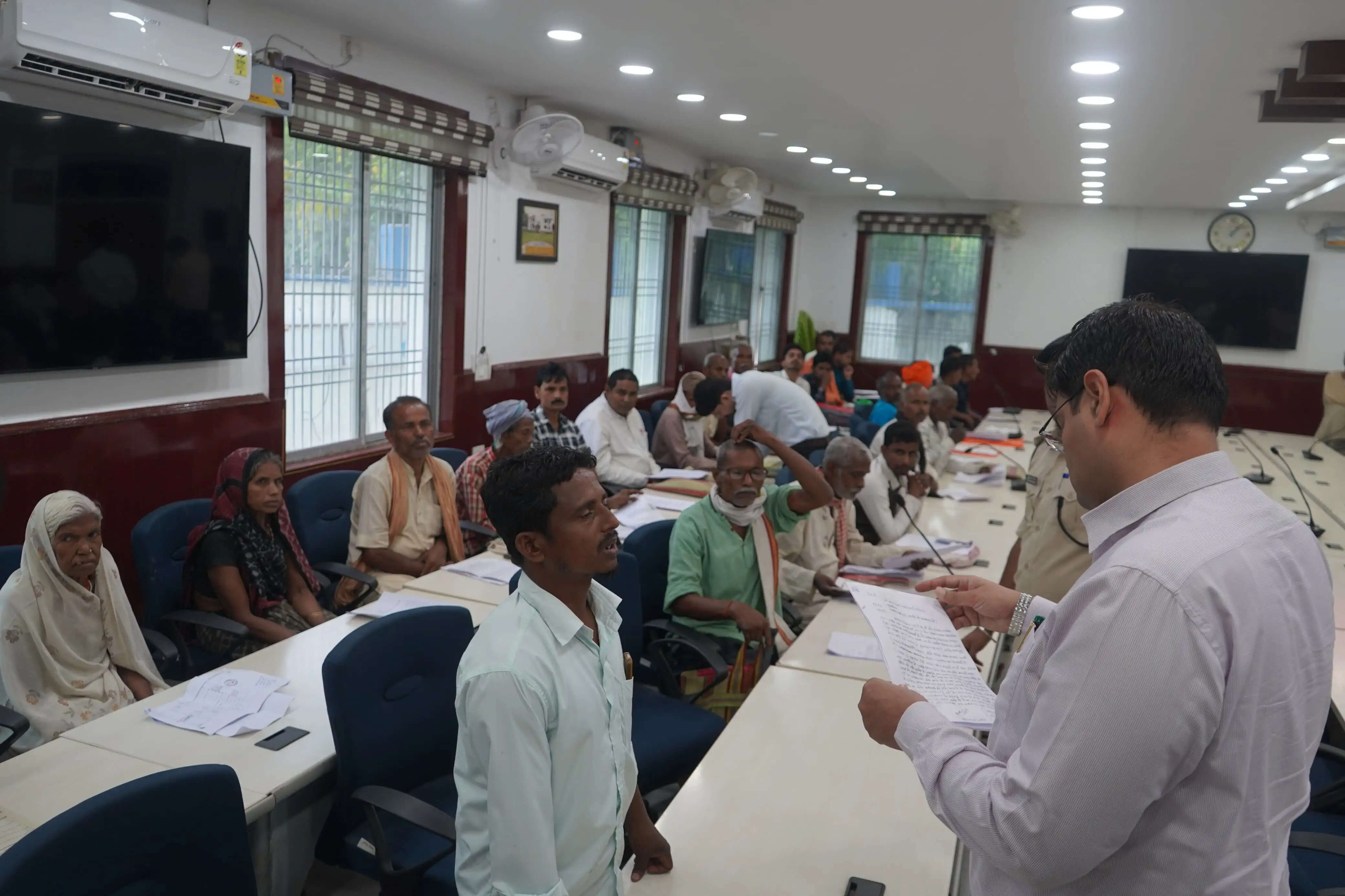 डीएम के जनता दरबार में 45 मामलों पर हुई सुनवाई