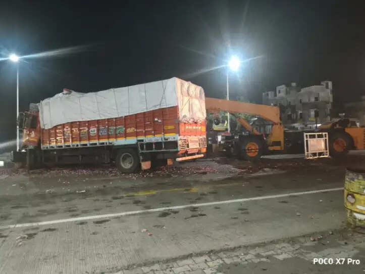 हाईवे पर दो आयशर ट्रकों की टक्कर में चालक की केबिन में फंसने से मौत