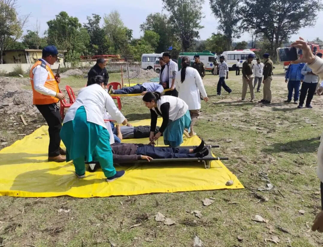 जिला आपदा प्रबंधन प्राधिकरण कांगड़ा की एयरपोर्ट पर मॉकड्रिल