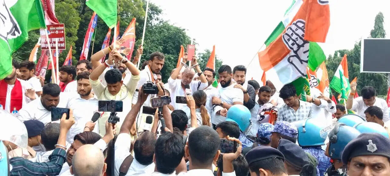 बिहार प्रदेश कांग्रेस कमिटी के द्वारा किया गया राजभवन मार्च, मुख्य चुनाव आयुक्त ज्ञानेश कुमार के इस्तीफे की मांग