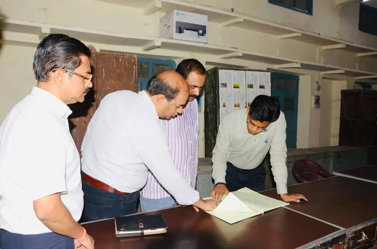 जिला कलेक्टर ने पीएचईडी कार्यालय का किया औचक निरीक्षण