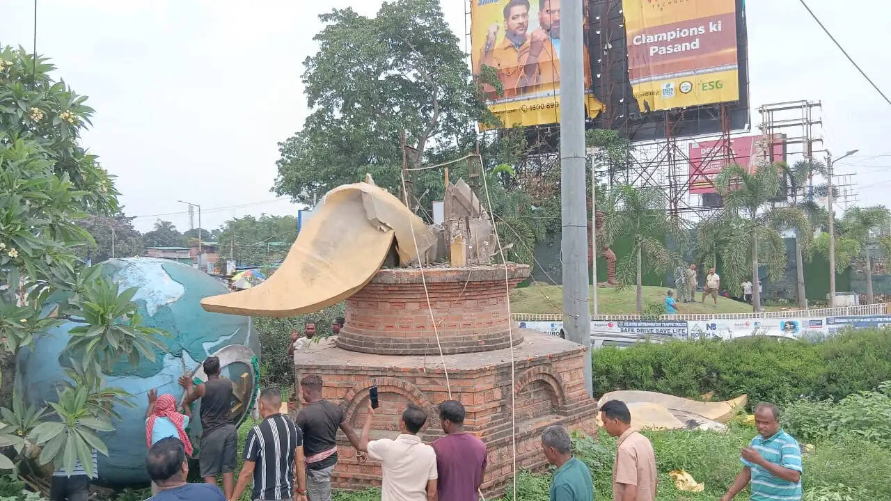 सिलीगुड़ी में ‘विश्व बांग्ला’ लोगो हटाया गया, राज्य सरकार के फैसले पर कार्रवाई