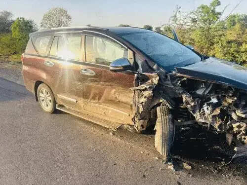 कार डिवाइडर से टकराकर दो गाड़ियों से भिड़ी, दो ममेरे भाइयों की मौत
