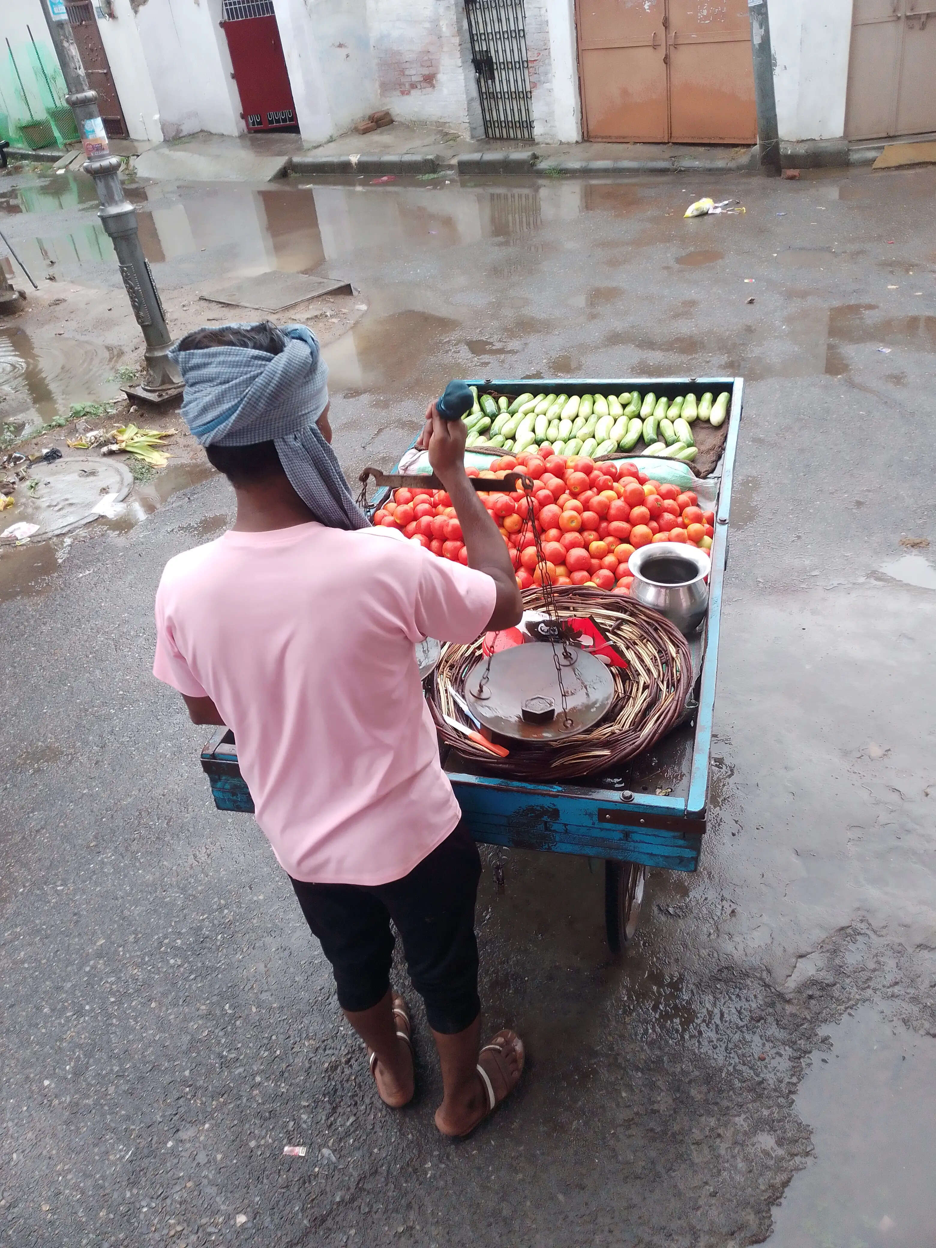 वाराणसी में बारिश के बीच सब्जियों की दरों में कमी