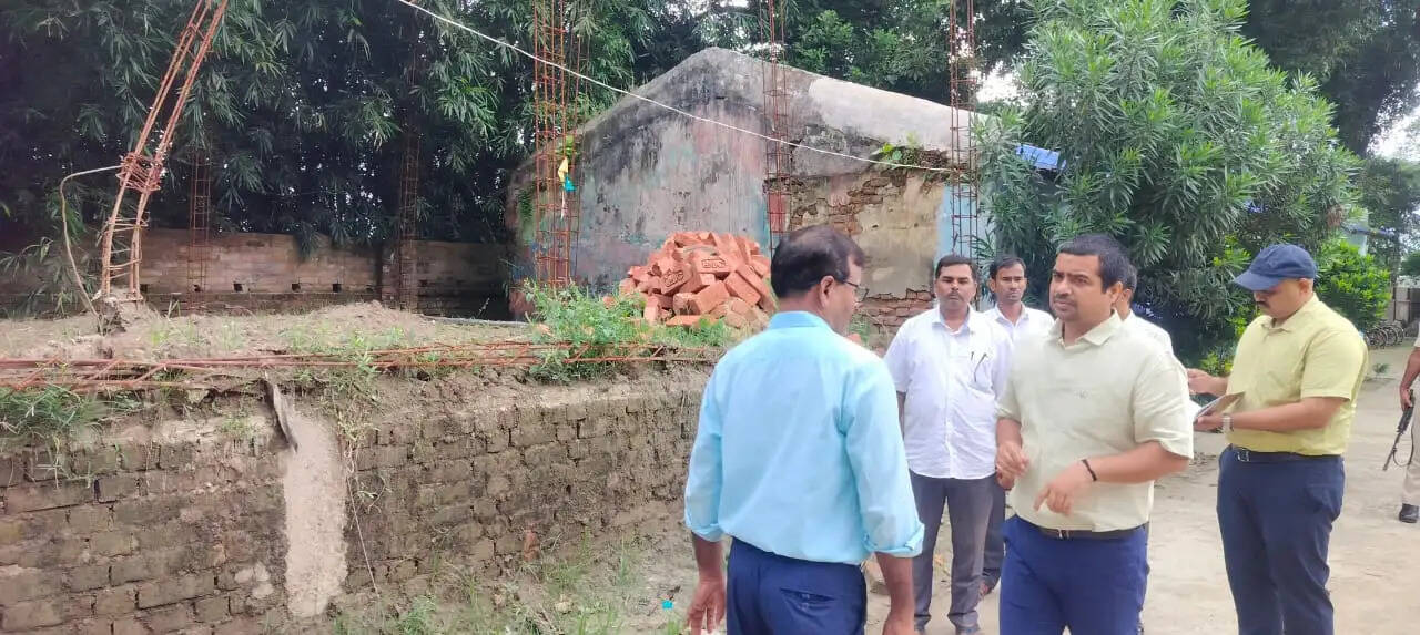 सत्यदेव उच्च विद्यालय का डीएम ने किया औचक निरीक्षण