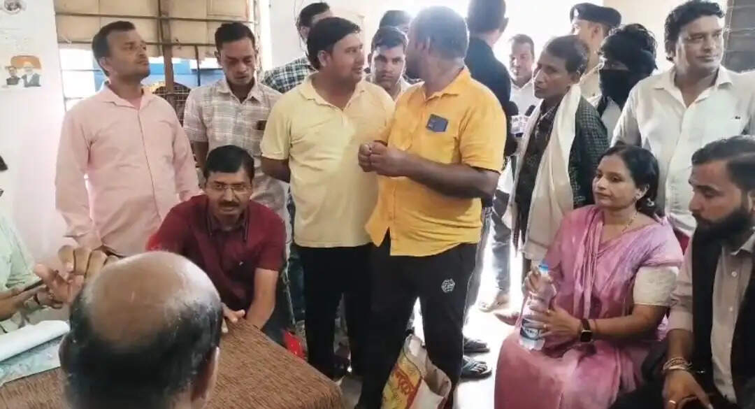नवागढ़ में बिजली कटौती से फूटा लोगों का गुस्सा, विधायक व्यास कश्यप के नेतृत्व में विद्युत कार्यालय का घेराव