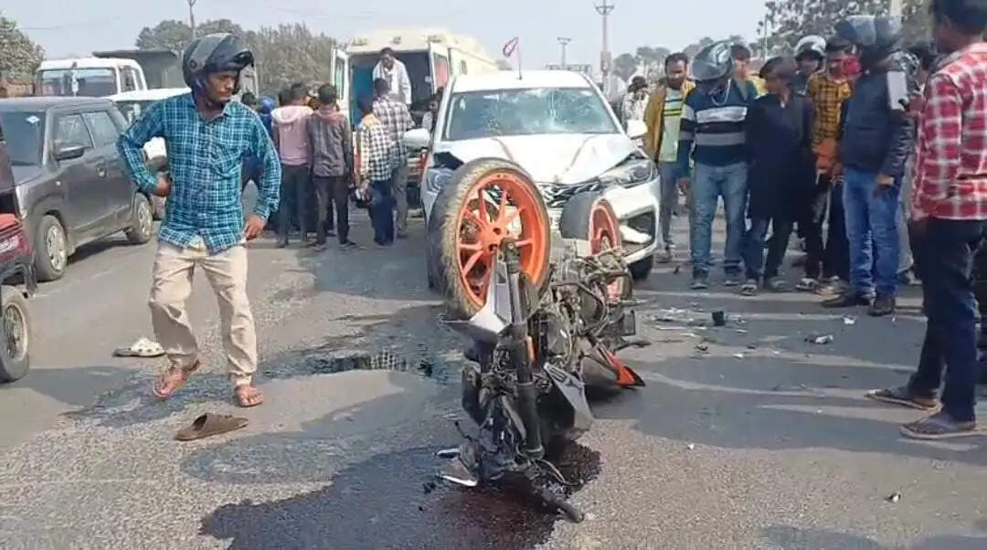 कार और बाइक की आमने-सामने की टक्कर, दो युवक गंभीर रूप से घायल