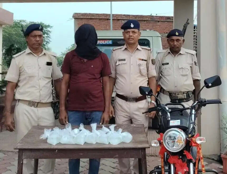 देशी शराब बरामद, कारोबारी गिरफ्तार