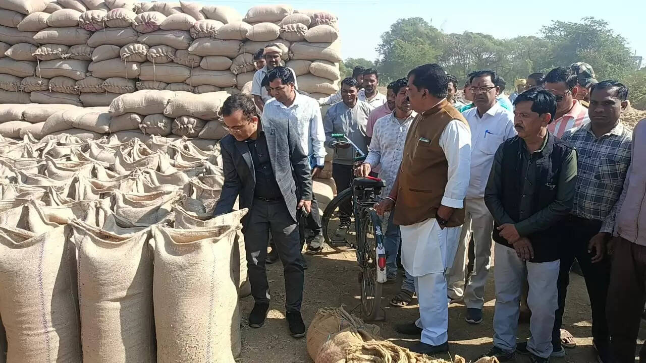 जांजगीर कलेक्टर ने धान खरीद केंद्र सिवनी का किया निरीक्षण