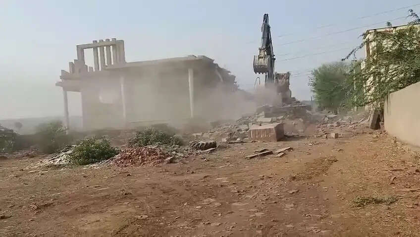 भीलवाड़ा में एमडी ड्रग फैक्ट्री पर चला बुलडोजर, अवैध फार्म हाउस ध्वस्त