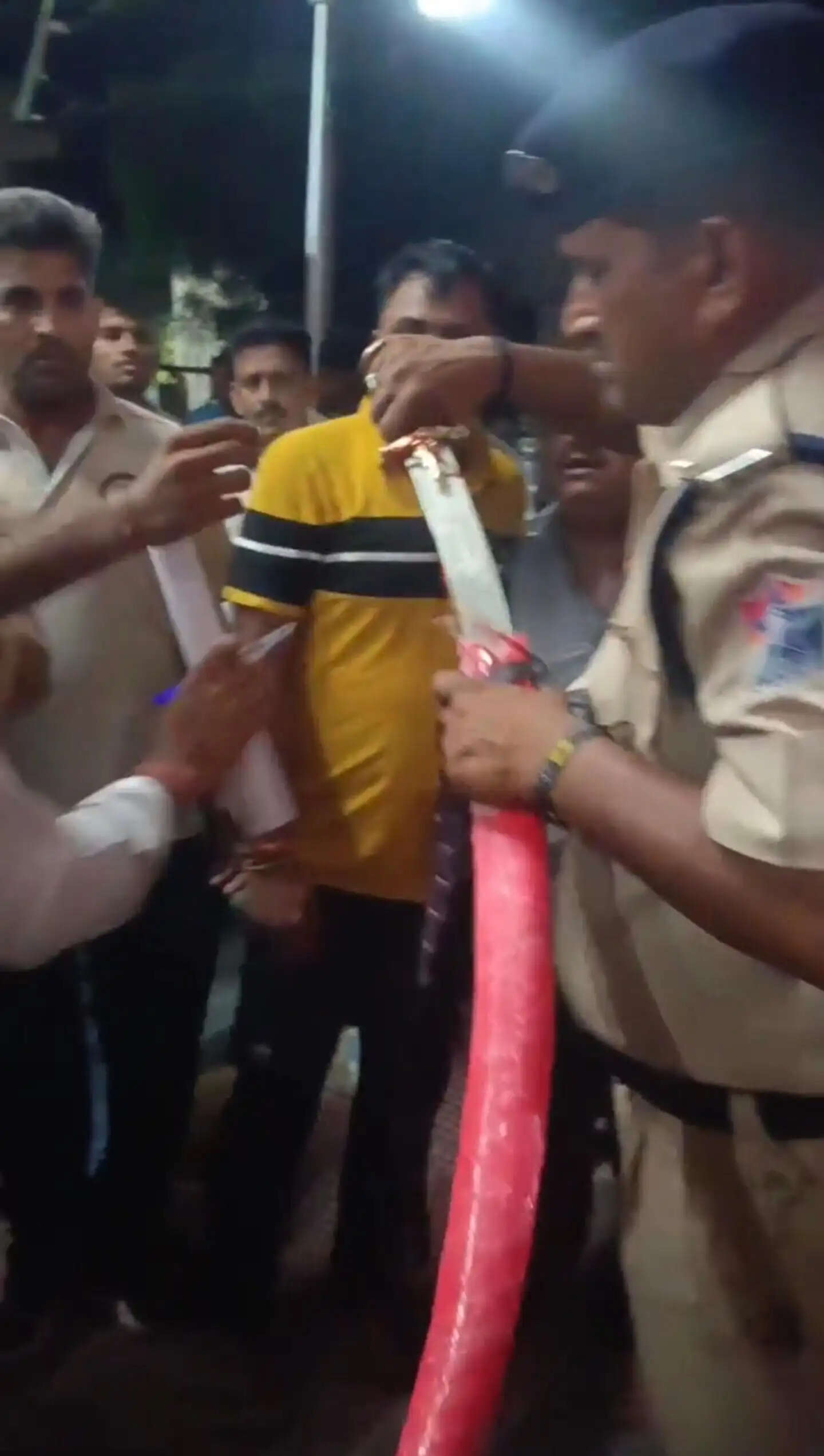 ट्रेन में बारातियों को सीट नहीं मिली तो दूल्हे ने निकाली तलवार