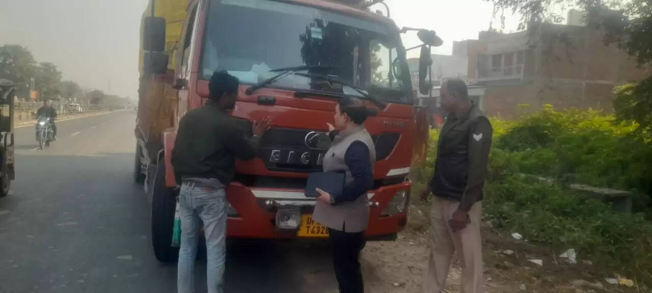 सीतापुर में रेट्रो रिफ्लेक्टिव टेप पर प्रशासन सख्त ,28 ट्रकों के काटे गए चालान