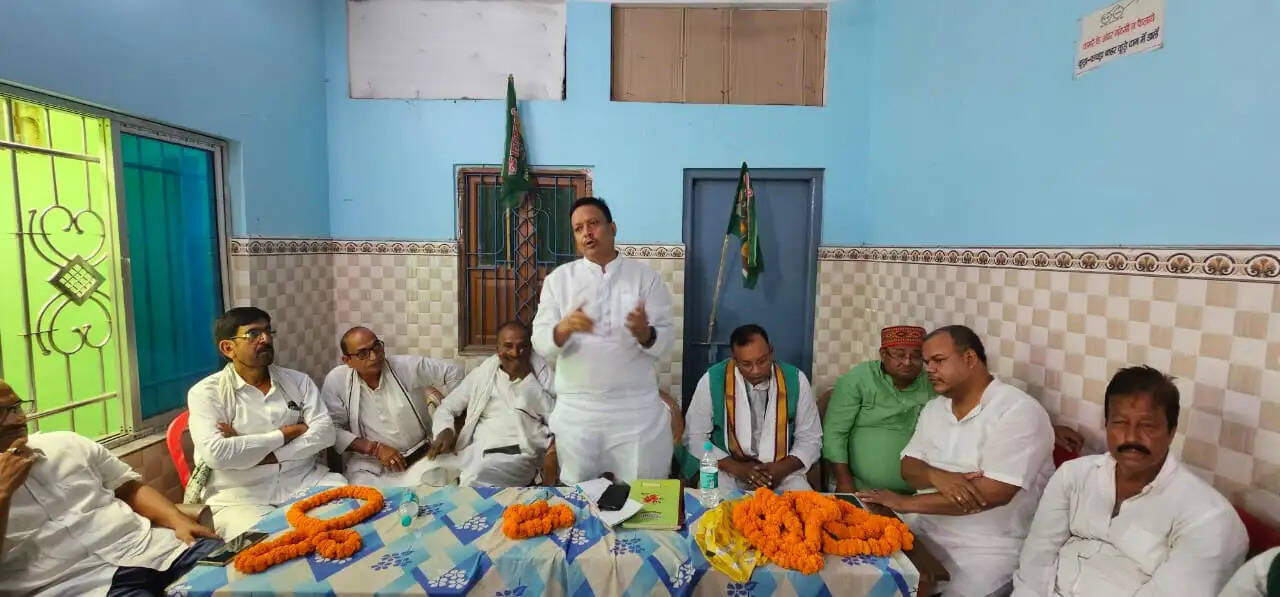 आरजेडी की सुल्तानगंज प्रखंड बैठक में सरकार विरोधी नीतियों के खिलाफ जनसंपर्क अभियान का निर्णय