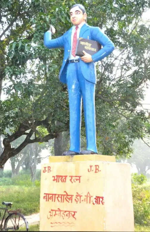 बलिया में अराजक तत्वों ने क्षतिग्रस्त की अंबेडकर प्रतिमा, पुलिस ने करायी मरम्मत