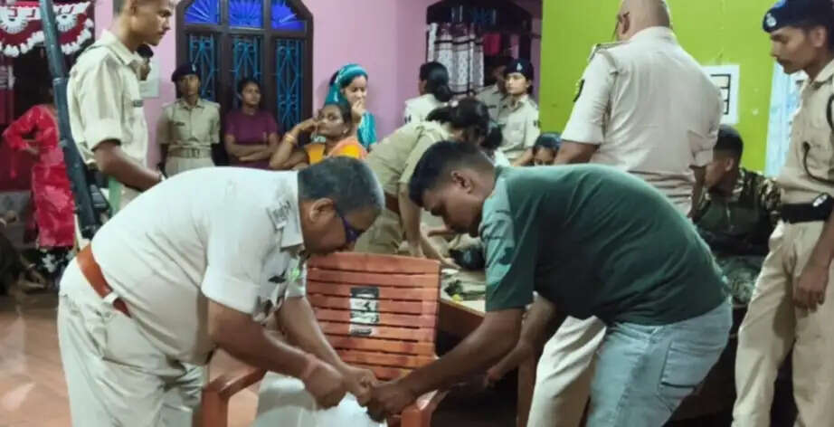 पुलिस और एसएसबी की छापेमारी में गांजा सहित 10.88 लाख रूपये नगद बरामद,दो महिला हिरासत में
