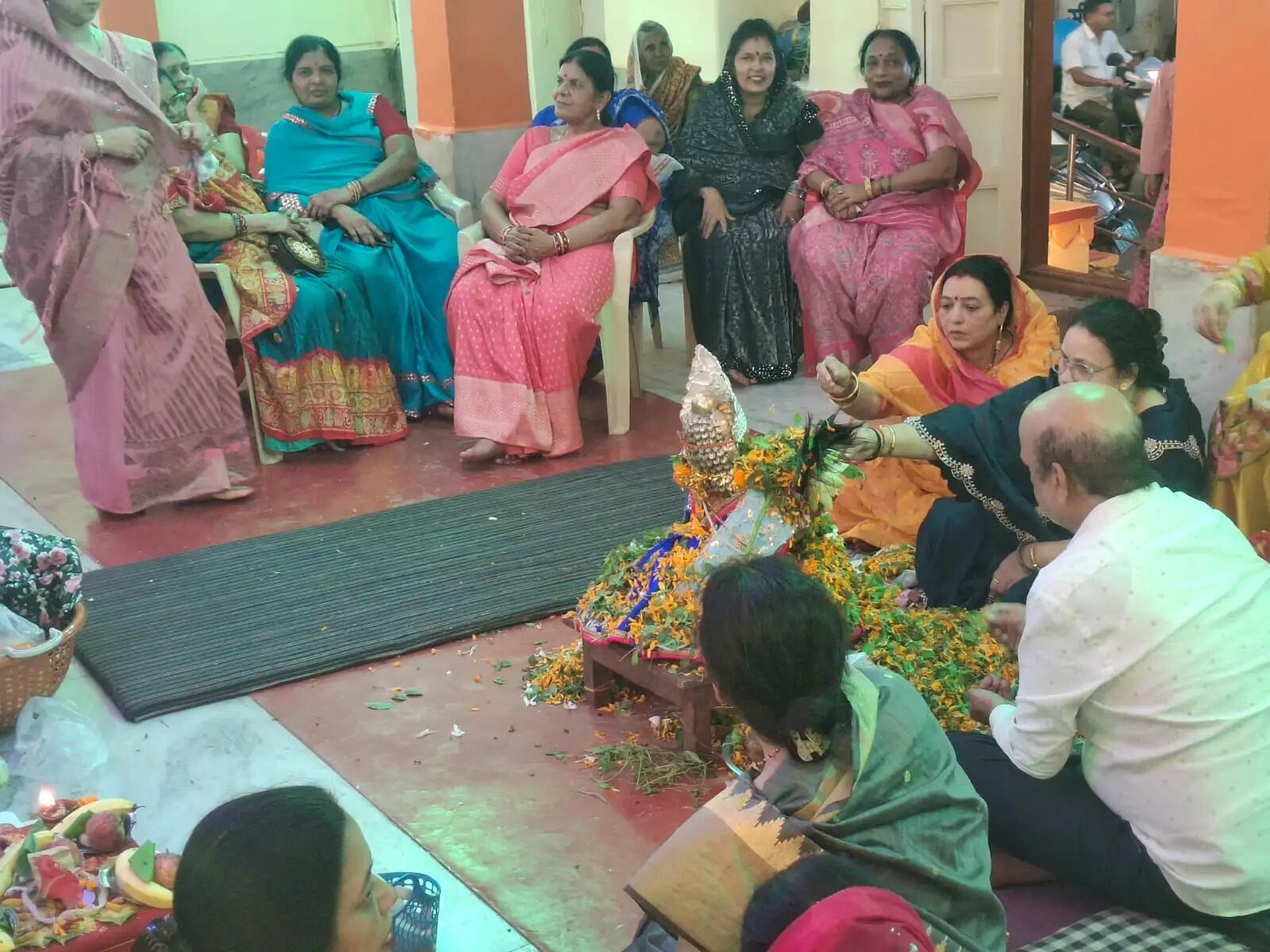 भगवान श्रीकृष्ण का तुलसीदल से हुआ अभिषेक, धूमधाम से मनेगा जन्मोत्सव