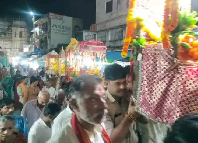 मप्र के ओरछा में भगवान रामराजा सरकार ने किया जलविहार, पुलिस ने दी सलामी
