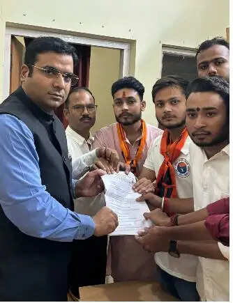 अभाविप कार्यकर्ताओं से मिले जिलाधिकारी ने कार्रवाई का दिया आश्वासन