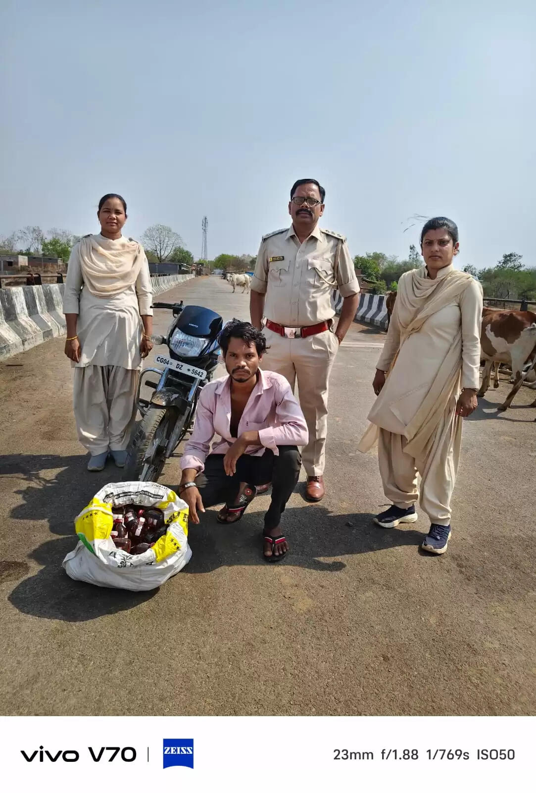 14.4 बल्क लीटर अवैध देशी मदिरा के साथ एक युवक गिरफ्तार, मोटरसाइकिल जब्त