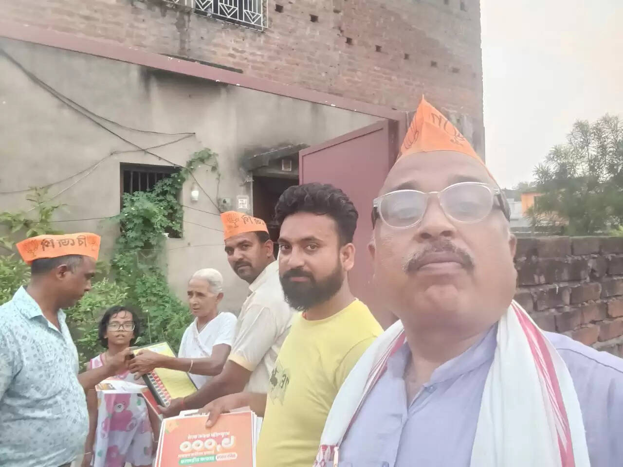 (संशोधित) चुनाव 26 : भाजपा नेता नीरज बरनवाल ने वार्ड 41 में किया चुनाव प्रचार