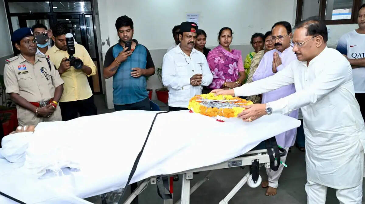 पद्म विभूषण डॉ. तीजन बाई को मुख्यमंत्री साय ने पुष्पचक्र अर्पित कर दी श्रद्धांजलि
