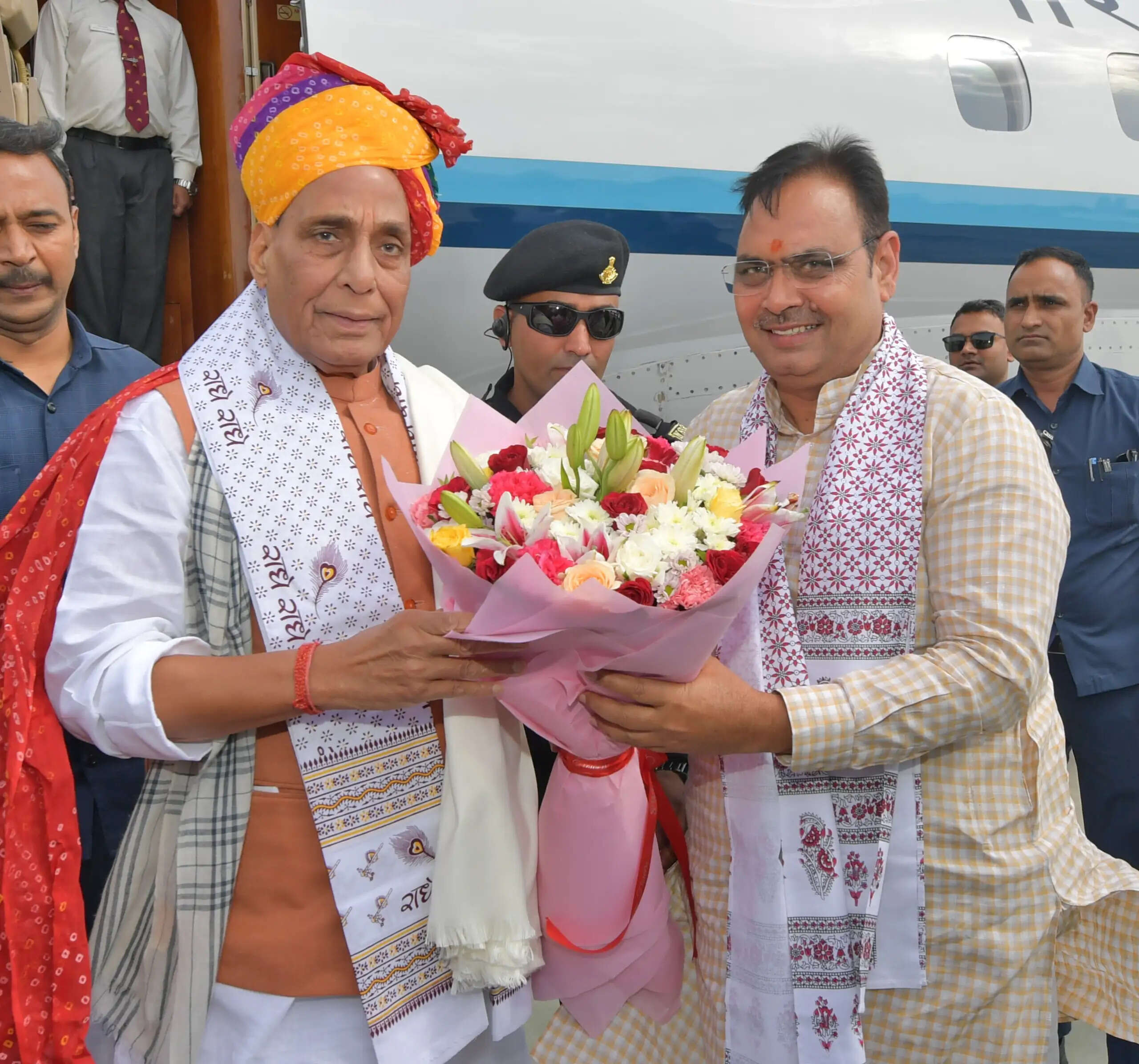 रक्षा मंत्री राजनाथ सिंह का जयपुर स्टेट हैंगर पर मुख्यमंत्री भजनलाल शर्मा ने किया स्वागत