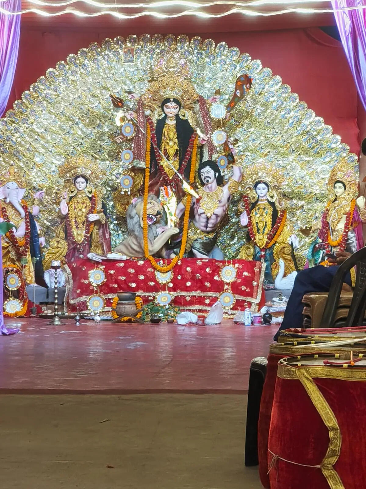 सप्तमी पर पूजा देखने के लिए लोगों की उमड़ी भीड़