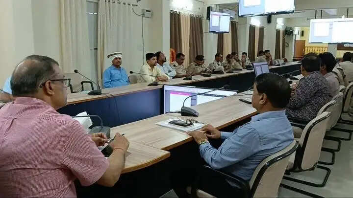 दतिया विधानसभा उप चुनावः सामान्य एवं पुलिस प्रेक्षक ने मतदान केंद्रों एवं पॉलीटेक्निक कॉलेज का किया निरीक्षण