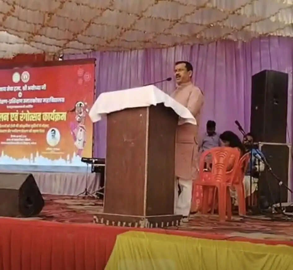 परमहंस महाविद्यालय प्रांगण में सजा रंगोत्सव, सांस्कृतिक कार्यक्रमों ने बांधा समां